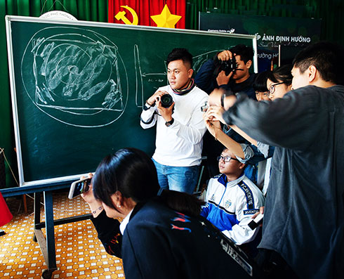 Khơi nguồn đam mê nhiếp ảnh cho học sinh