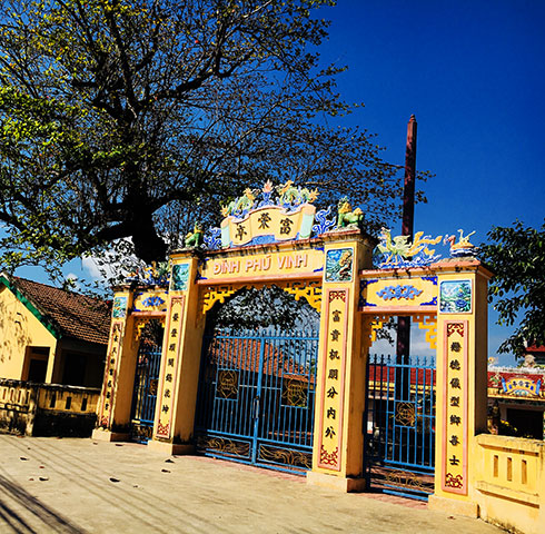 Đình Phú Vinh - một trong những ngôi đình đẹp nhất  ở xứ Trầm Hương.