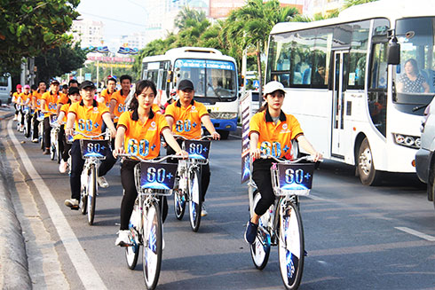 Đoàn viên Đoàn Thanh niên Công ty Cổ phần Điện lực Khánh Hòa  tổ chức đi xe đạp dọc các tuyến đường. 