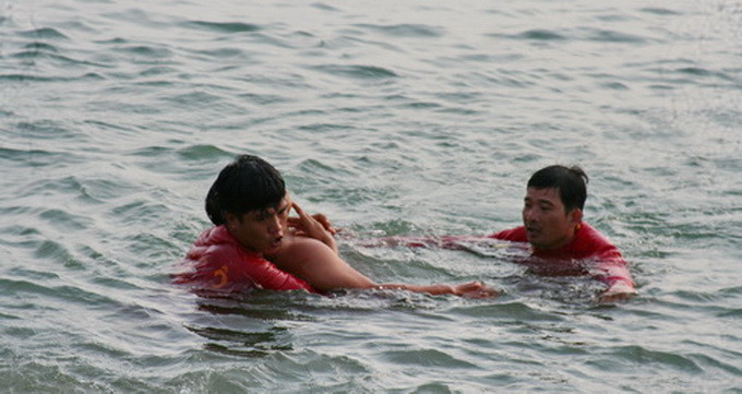 Với khả năng bơi lặn tốt, các thành viên trong đội tiếp cận người bị nạn và vận dụng những kỹ năng cứu người bị đuối nước, dìu vào bờ.  