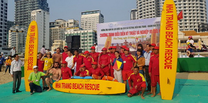 Lực lượng cứu hộ bờ biển chụp hình lưu niệm với du khách.