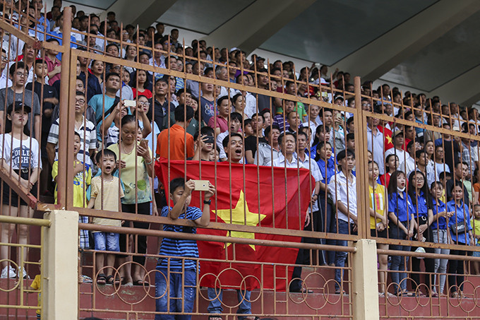 Rất đông khán giả phố biển đến xem và cổ vũ cho U19 tuyển chọn Việt Nam.