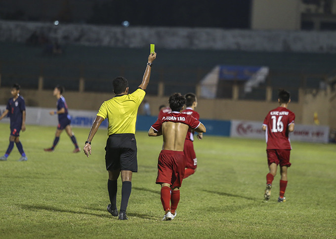 Với màn ăn mừng quá mức, Phạm Xuân Tạo đã bị trọng tài cảnh cáo bằng 1 chiếc thẻ vàng.