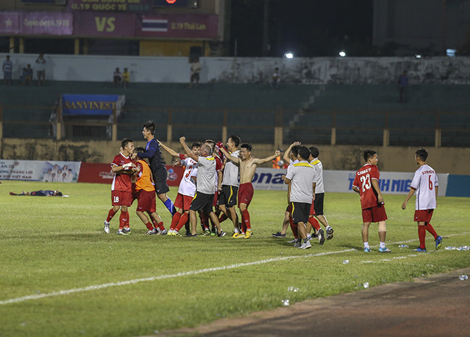 Sau tiếng còi kết thúc trận đấu, ban huấn luyện U19 tuyển chọn Việt Nam ùa ra sân chung vui với các cầu thủ.