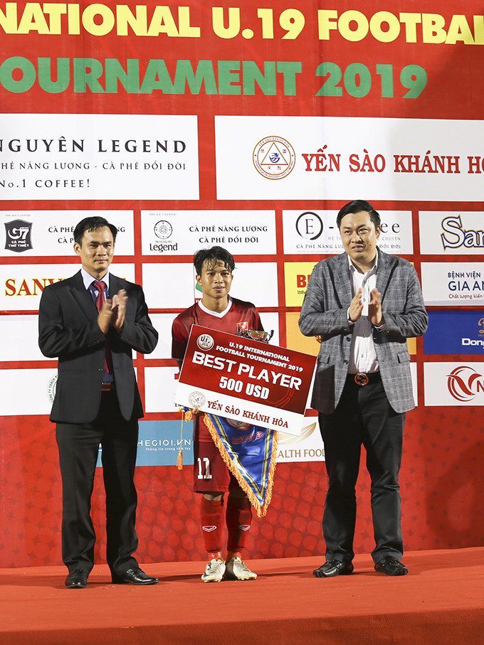 Phạm Xuân Tạo nhận danh hiệu cầu thủ xuất sắc nhất giải đấu.