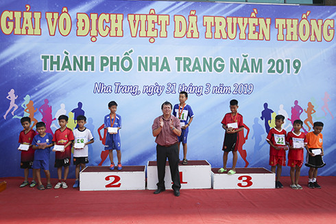 Ban tổ chức trao giải cho các vận động viên xuất sắc.