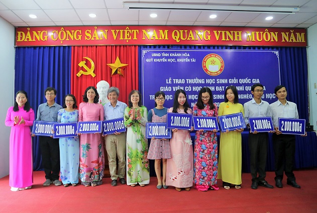 Trao 449 triệu đồng tiền thưởng và học bổng cho học sinh, giáo viên