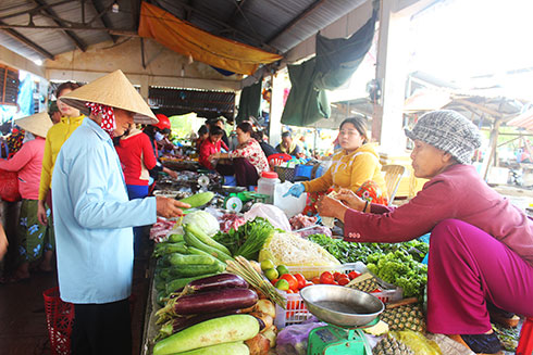 Khu hàng cá chợ Suối Tân ngồi buôn bán lộn xộn vì các ngành hàng khác nhau ngồi xen lẫn.