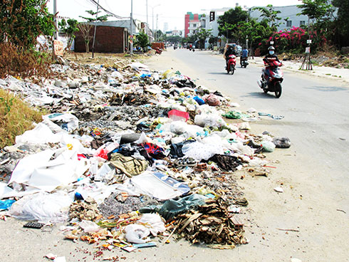 Xả rác bừa bãi ra lòng đường