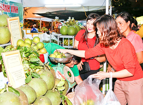 Phiên chợ nông sản do Hội Nông dân tỉnh tổ chức là một trong những kênh kết nối nông sản với thị trường. 