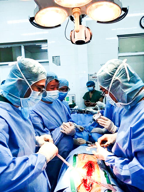 Các chuyên gia thực hiện ca phẫu thuật cột sống  tại Bệnh viện Đa khoa tỉnh.