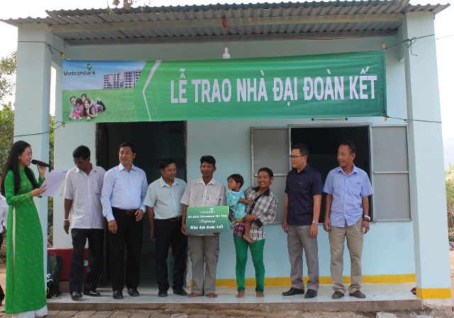 Khánh Vĩnh: Bàn giao 2 nhà đại đoàn kết