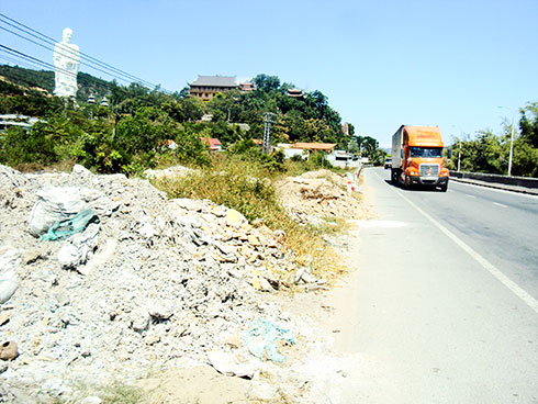 Xà bần, rác chiếm hành lang quốc lộ