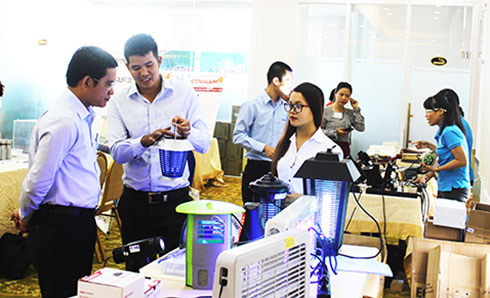 Các doanh nghiệp trưng bày và giới thiệu sản phẩm tại một hội nghị do VCCI Khánh Hòa tổ chức. 