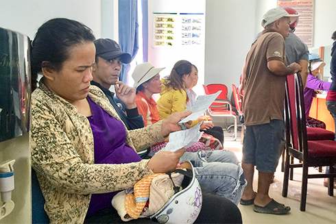 Nhiều khách hàng đợi kiểm tra sổ, rút tiền tiết kiệm tại quầy giao dịch Agribank Ninh Diêm.