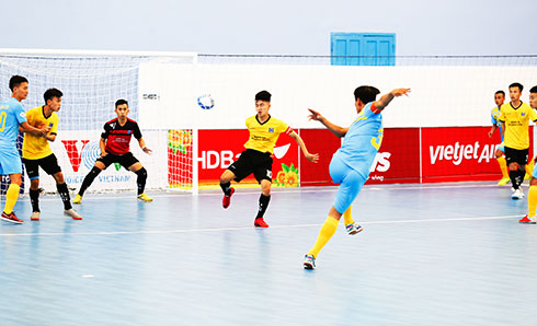 Trận đấu giữa Sanvinest Sanna Khánh Hòa với Vietfootball. 