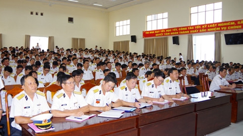 Các sĩ quan, giảng viên tham gia học tập chuyên đề.