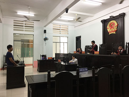 Chém người khiêu khích, 2 thanh niên vào tù