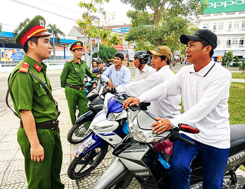 Công an thị trấn Vạn Giã gặp gỡ, nắm tình hình an ninh trật tự từ Đội xe thồ tự quản.