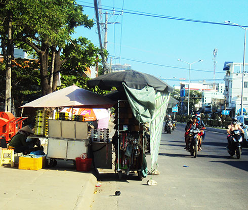 Buôn bán chiếm lòng, lề đường