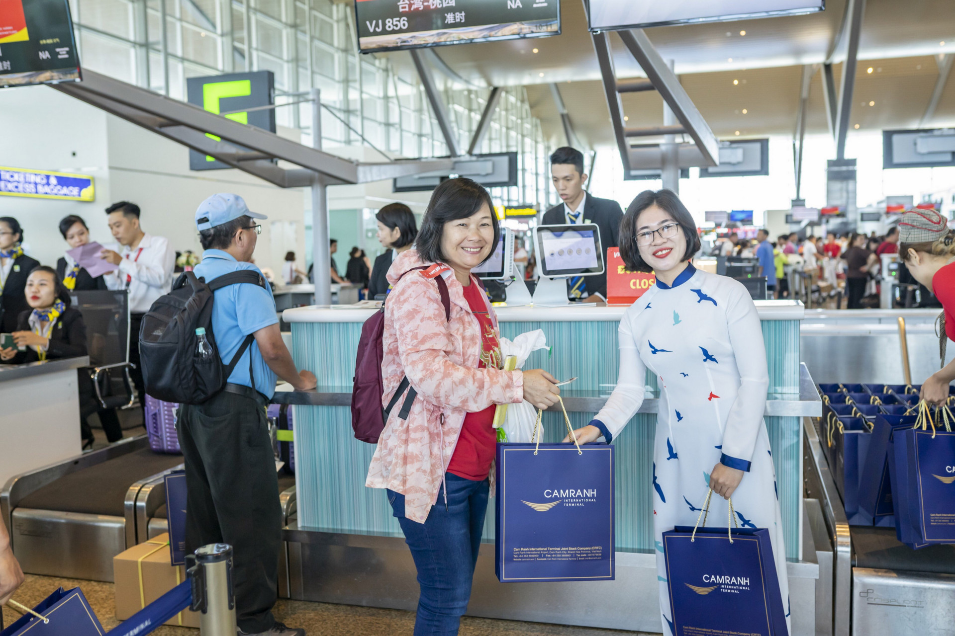 Passenger of first Cam Ranh - Taipei flight given gift