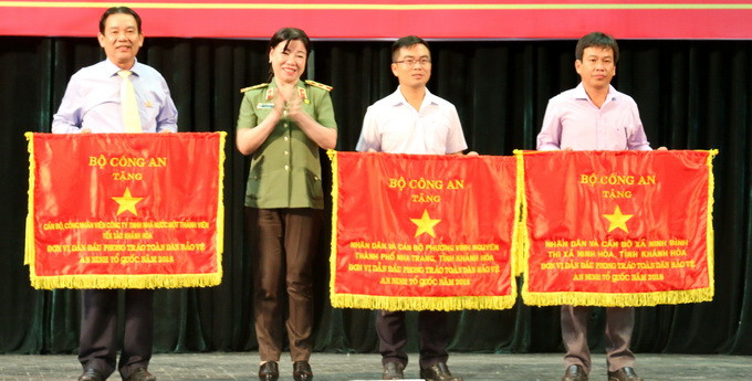 Trung tướng Trần Thị Ngọc Đẹp tặng cờ thi đua cho các tập thể.