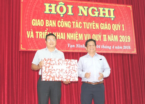 Ông Hồ Văn Mừng tặng quà lưu niệm cho đại diện Huyện ủy huyện Vạn Ninh.