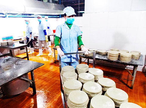 Sản xuất chả cá là một trong những sản phẩm chủ lực  của huyện Vạn Ninh.