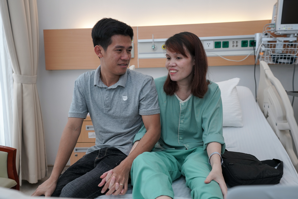 Nụ cười rạng rỡ của vợ chồng chị Vi Thị Tân trong ngày ra viện