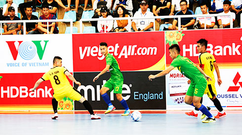 Các cầu thủ Sanvinest Sanna Khánh Hòa trong trận đấu với V&V FC ở lượt trận thứ 2.