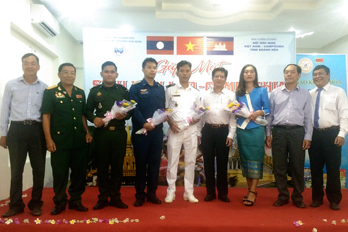 Các đại biểu tặng hoa chúc mừng đại diện các bạn sinh viên Lào và Campuchia.