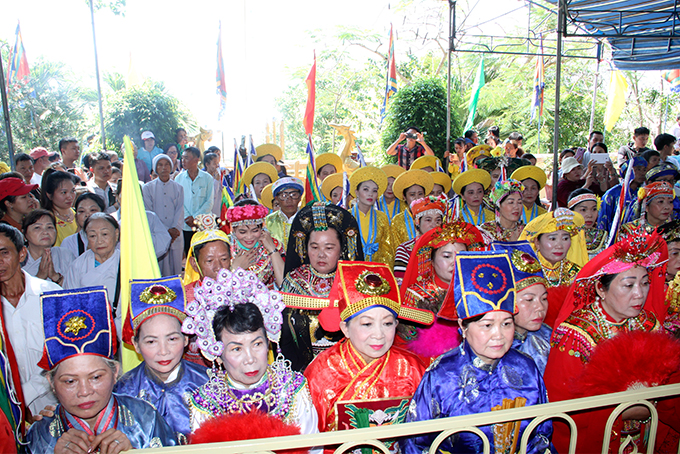 Pilgrims attending Am Chua Festival.