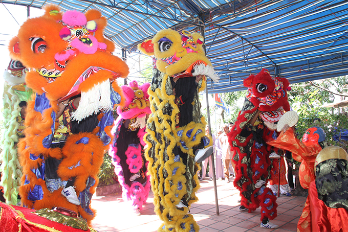 Unicorn dance celebrating Am Chua Festival