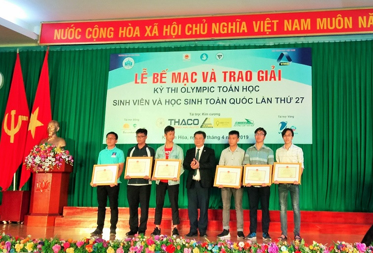 Thứ trưởng Nguyễn Hữu Độ trao giải đặc biệt cho các thí sinh. 