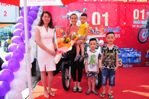 Head Honda Thuận Phát 2 trao giải chương trình Mua xe - Trúng SH