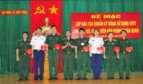 Thiếu tướng Nguyễn Xuân Nghị trao chứng chỉ cho các học viên.