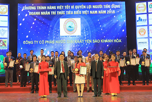 Lãnh đạo Công ty Cổ phần Nước giải khát Yến sào Khánh Hòa nhận giải thưởng.