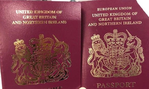 Hộ chiếu Anh cũ (phải) và hộ chiếu mới cấp sau ngày 30/3, thời điểm dự kiến ban đầu Anh rời khỏi Liên minh châu Âu. Ảnh: Twitter