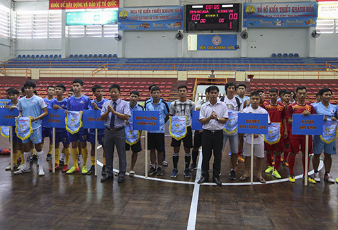 Ban tổ chức tặng cờ lưu niệm cho các đội dự giải.
