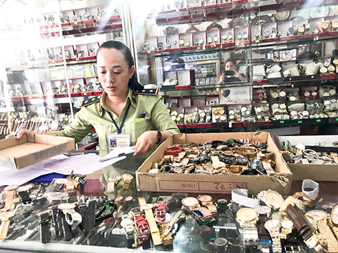 Lực lượng quản lý thị trường tỉnh phát hiện và tạm giữ đồng hồ có dấu hiệu làm nhái các thương hiệu nổi tiếng tại một cửa hàng kinh doanh đồng hồ ở Nha Trang giữa tháng 3.