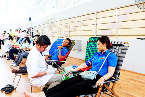 Đoàn viên, thanh niên hưởng ứng ngày  Toàn dân tham gia hiến máu tình nguyện (7-4).