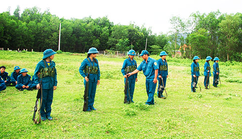 Lực lượng dân quân thị trấn Cam Đức luôn được tổ chức huấn luyện nâng cao nghiệp vụ. 