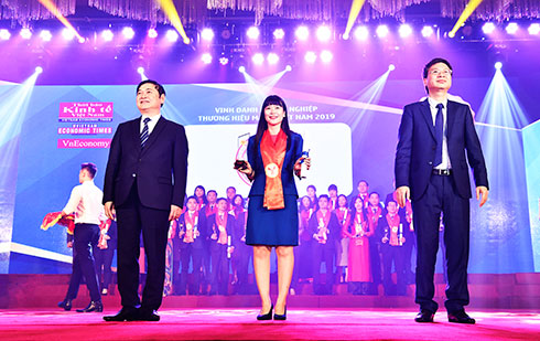 Lãnh đạo Công ty Yến sào Khánh Hòa nhận chứng nhận  Thương hiệu mạnh Việt Nam 2018.