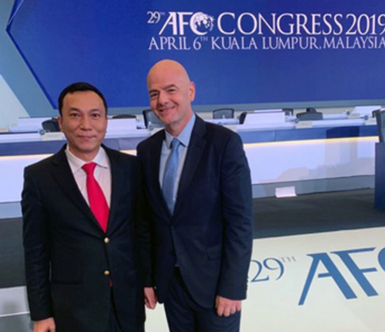Phó Chủ tịch VFF nhận lời chúc mừng từ Chủ tịch FIFA