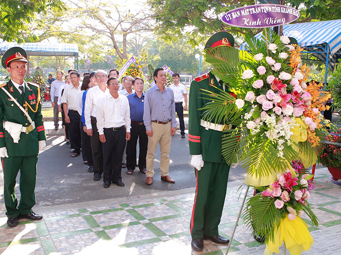 Đoàn của UBMTTQ Việt Nam tỉnh do ông Trần Ngọc Thanh dẫn đầu viếng ông Nguyễn Văn Tự. 