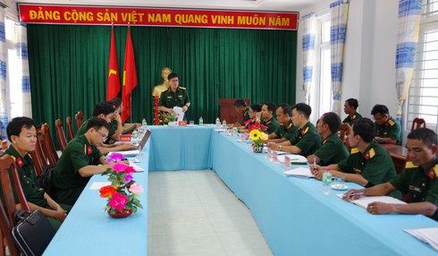 Đoàn kiểm tra tại Ban CHQS huyện Khánh Sơn.