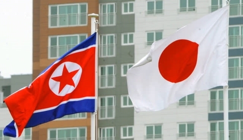 Quốc kỳ Triều Tiên (trái) và Nhật Bản. Ảnh: Nikkei.