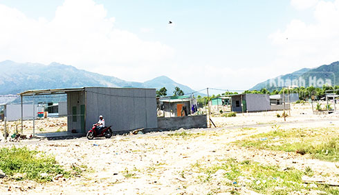 Những căn nhà lắp ghép tại khu vực thôn Vĩnh Xuân.