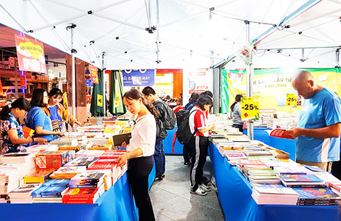 Hội sách Nha Trang tổ chức trong tháng 3 thu hút nhiều bạn trẻ  đến xem và mua sách.