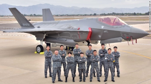 Các nhân viên thuộc Lực lượng Phòng vệ Nhật Bản cùng với chiếc F-35A đầu tiên của nước này. Ảnh: CNN